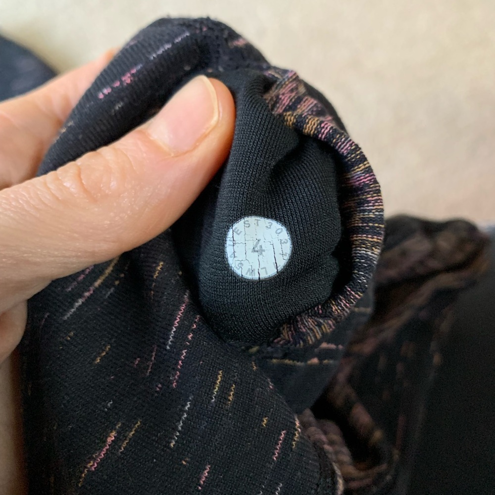 Lululemon women’s leggings in size 4. - Picture 4 of 4